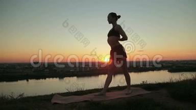 日落时分在<strong>公园</strong>练习瑜伽的女人